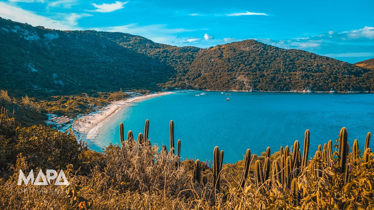 Praia do Forno vista da trilha em Arraial do Cabo