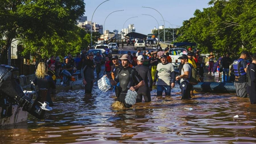 Voluntários chuva rua alagada porto alegre rio grande do sul